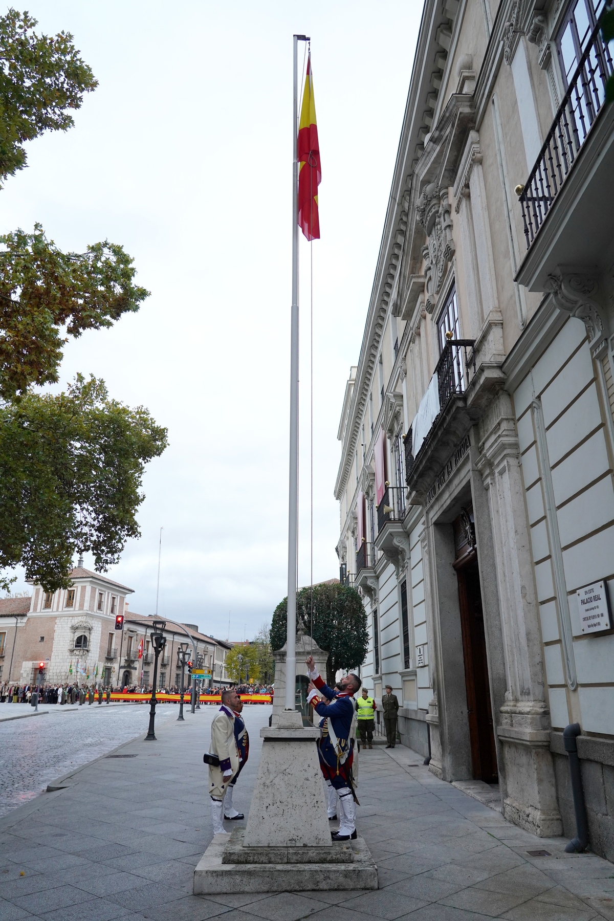 Arriado solemne de bandera en el Palacio Real de Valladolid.  / MIRIAM CHACÓN / ICAL