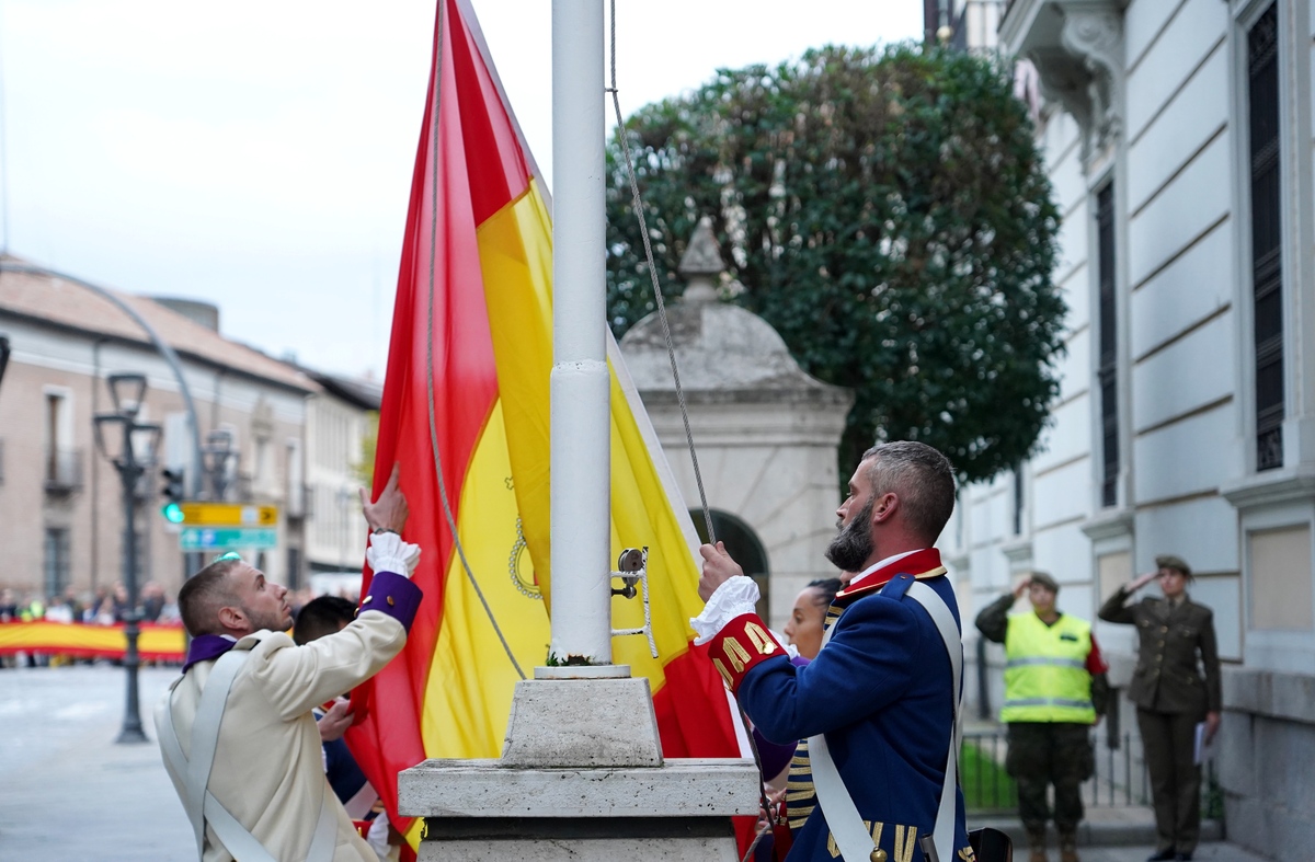 Arriado solemne de bandera en el Palacio Real de Valladolid.  / MIRIAM CHACÓN / ICAL