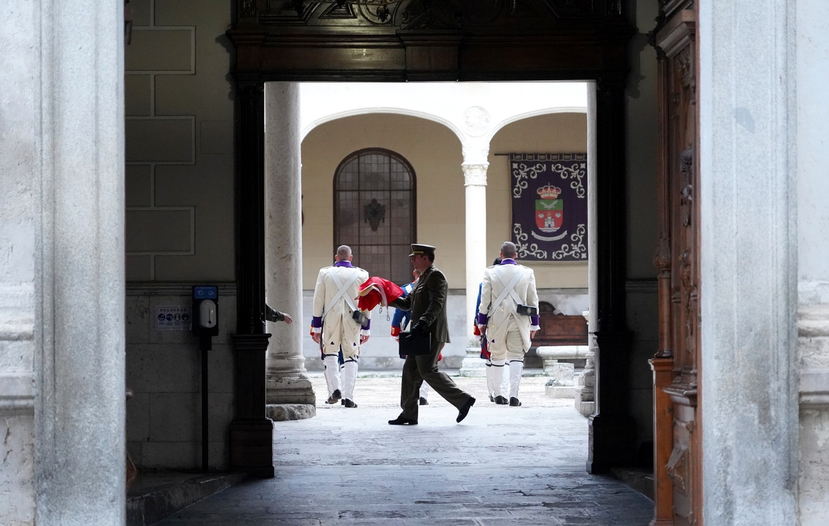 Arriado solemne de bandera en el Palacio Real de Valladolid.  / MIRIAM CHACÓN / ICAL