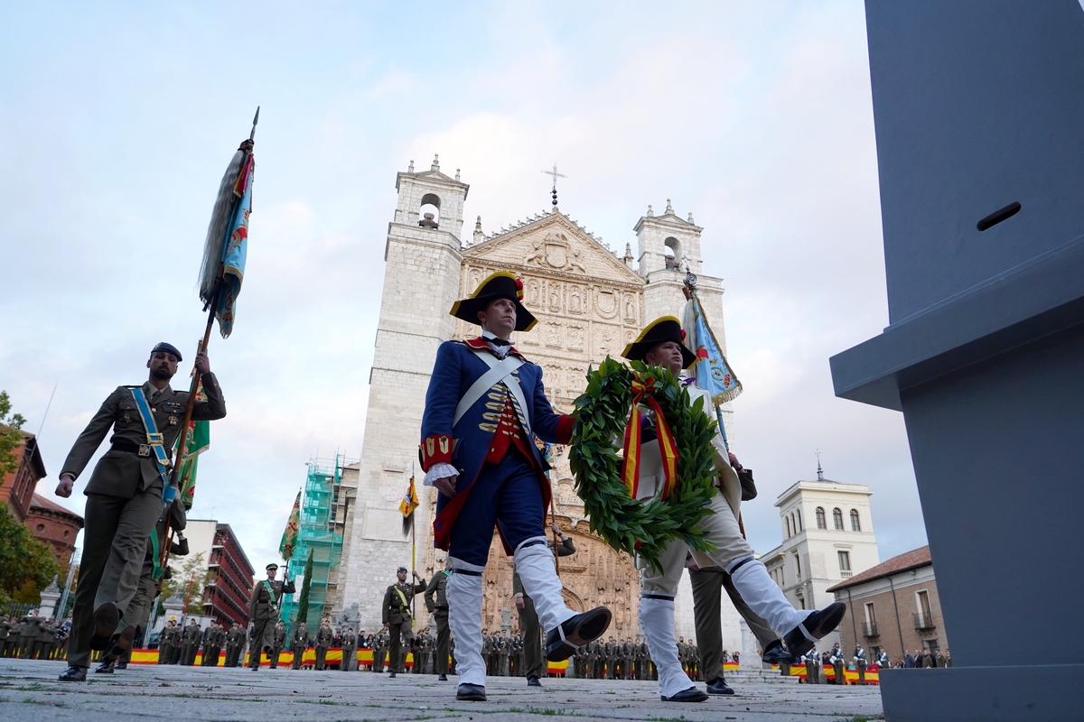 Arriado solemne de bandera en el Palacio Real de Valladolid.  / MIRIAM CHACÓN / ICAL