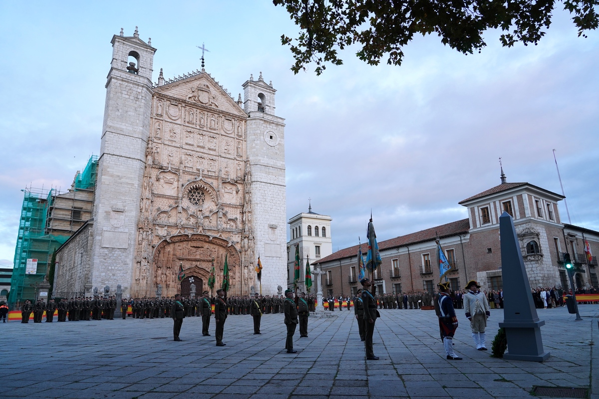 Arriado solemne de bandera en el Palacio Real de Valladolid.  / MIRIAM CHACÓN / ICAL