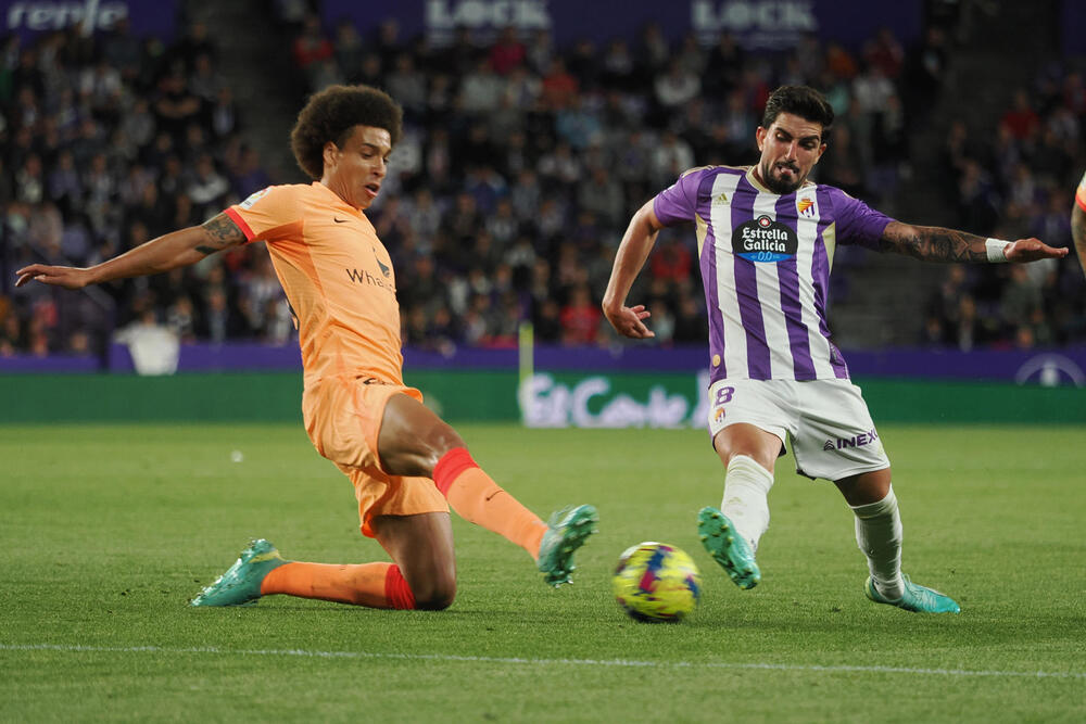 Un momento del partido entre el Real Valladolid y el Atlético de Madrid.  / EFE