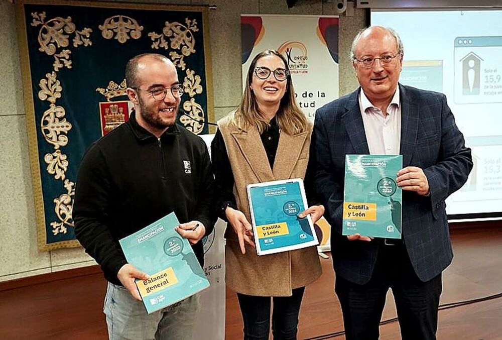 Carmen Ámez, entre Juan Antonio Báez y Enrique Cabero.