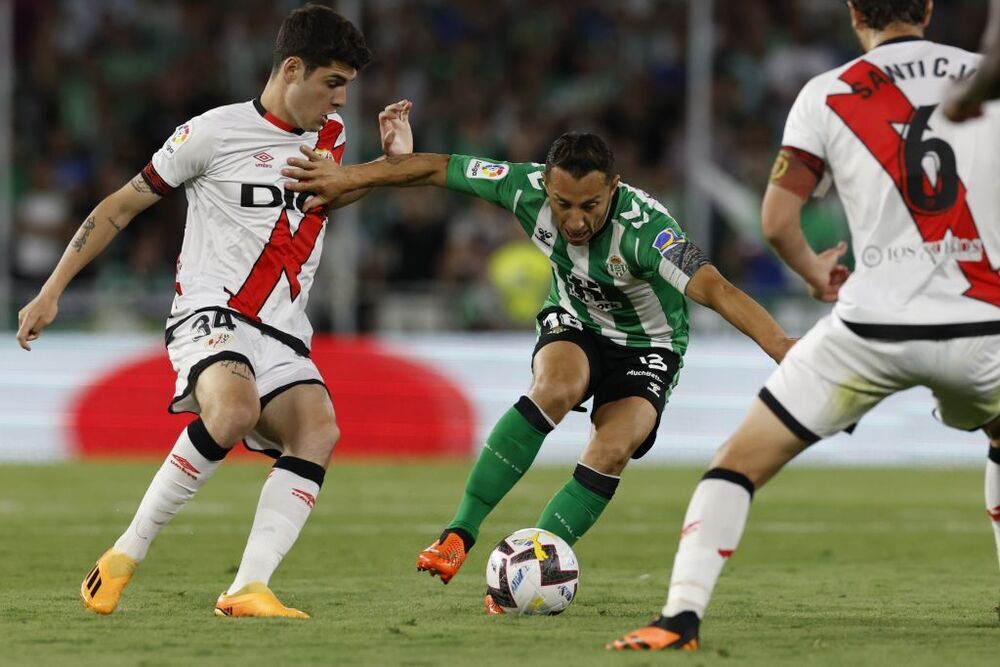 El Betis se afianza en puestos europeos y frena al Rayo