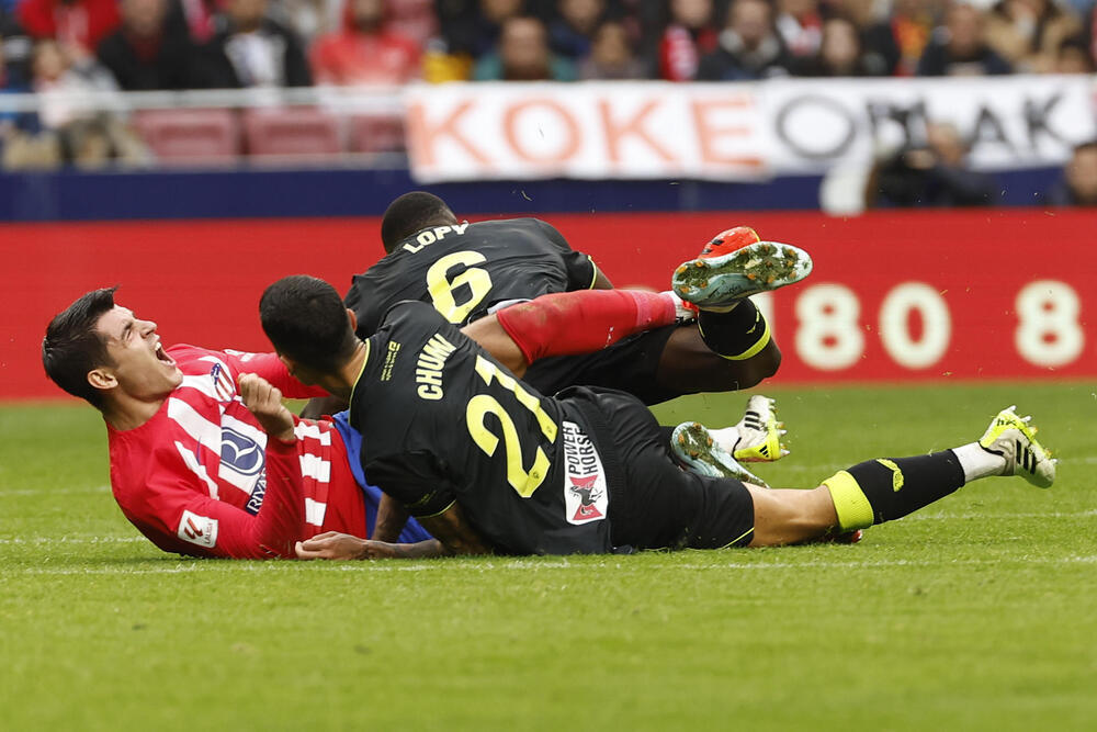 El Atlético sobrevive y sigue intratable en el Metropolitano