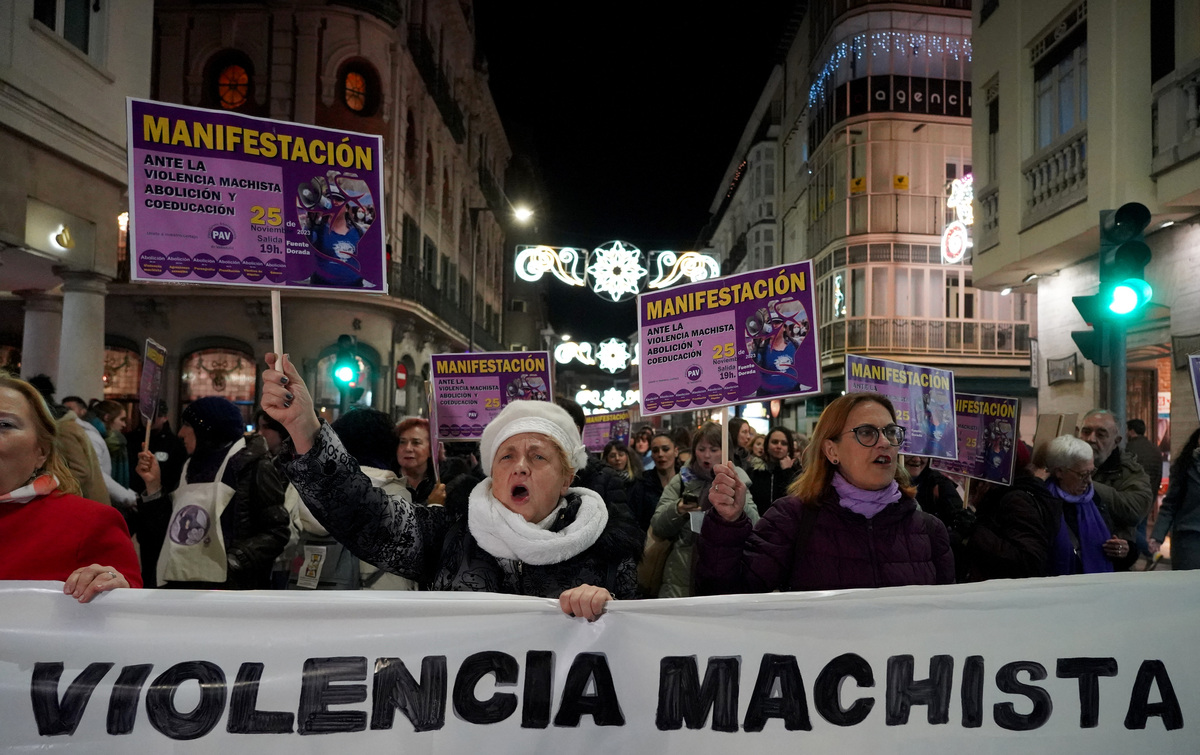 Manifestaci?n por las calles de Valladolid con motivo del D?a para la Erradicaci?n de la Violencia contra la Mujer  / LETICIA PÉREZ (ICAL).