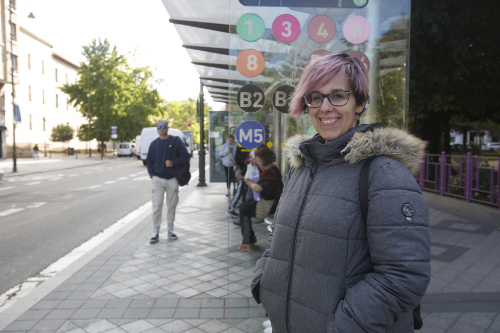 Tamara opta por el bus en el Día sin Coche para bajar al centro.  / JONATHAN TAJES