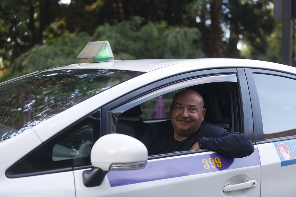 Ángel Luis no cree que los taxistas vayan a tener más trabajo en el Día sin Coche.  / JONATHAN TAJES