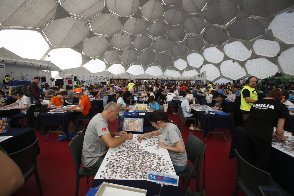 Campeonato mundial de puzzle en la Cúpula del Milenio  / JONATHAN TAJES