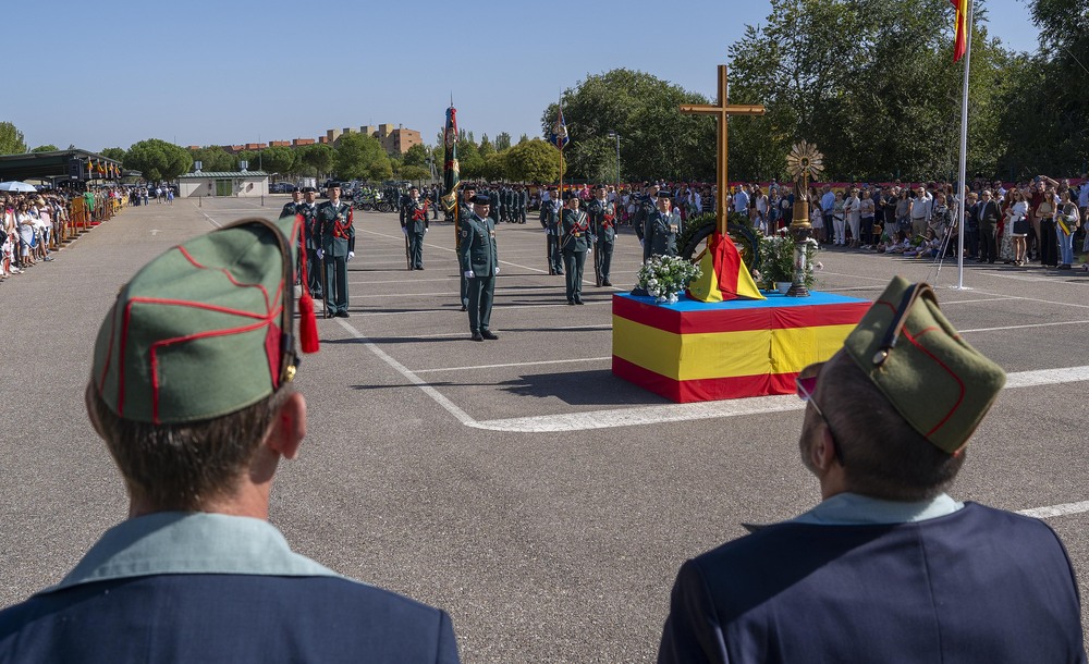 Acto de celebración en Valladolid de la festividad de la Virgen del Pilar, patrona de la Guardia Civil.  / EDUARDO MARGARETO (ICAL)