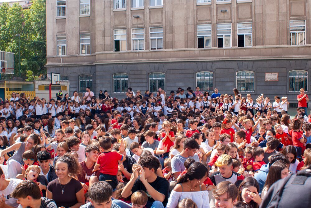 El UEMC Real Valladolid Baloncesto se presenta ante cientos de niños en el colegio Lourdes.