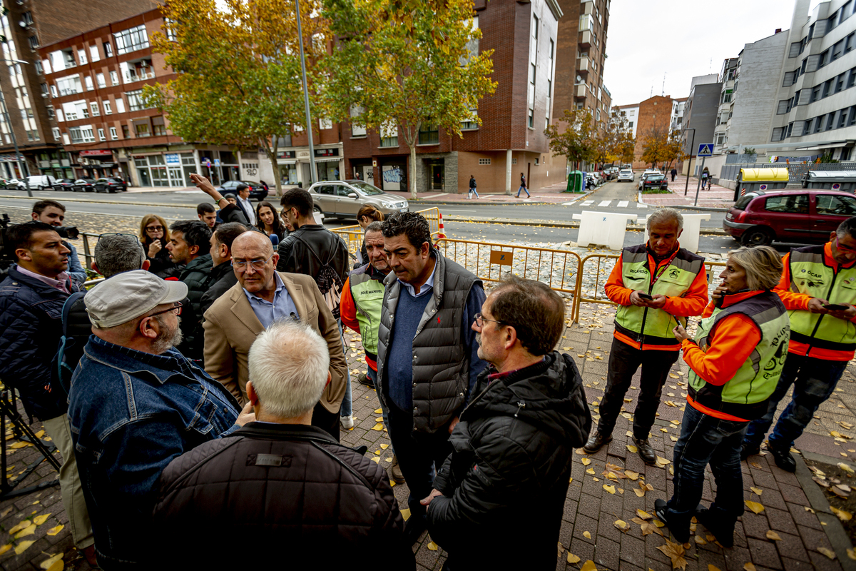 Visita de las obras del carril bici de la avenida Gijón.  / JONATHAN TAJES