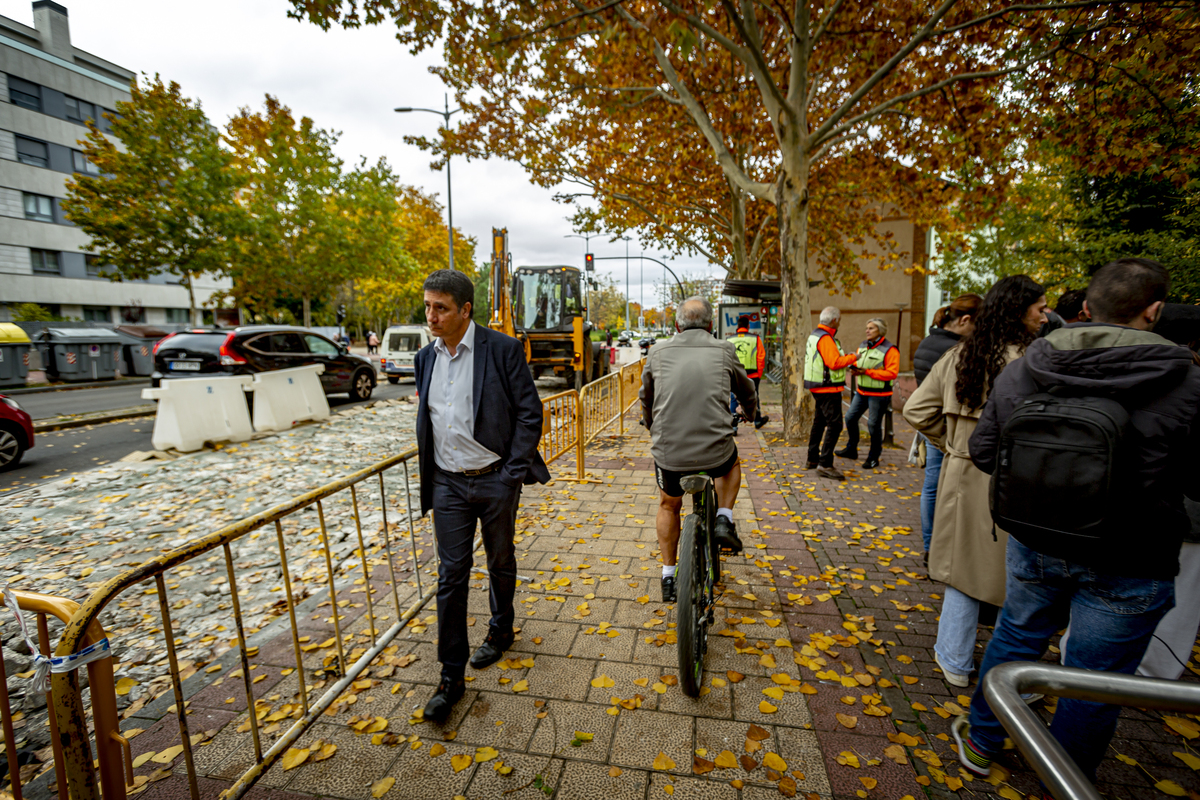 Visita de las obras del carril bici de la avenida Gijón.  / JONATHAN TAJES