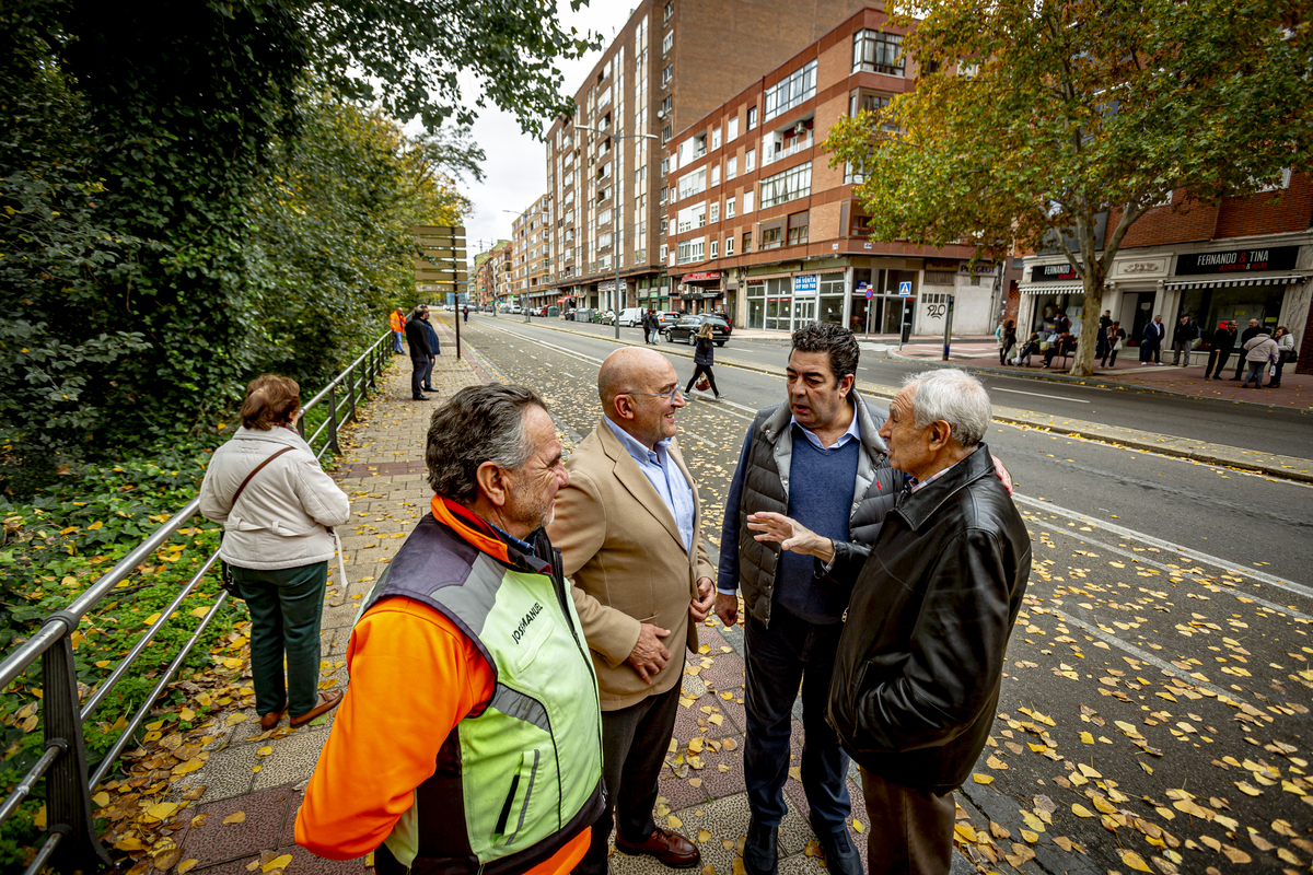 Visita de las obras del carril bici de la avenida Gijón.  / JONATHAN TAJES