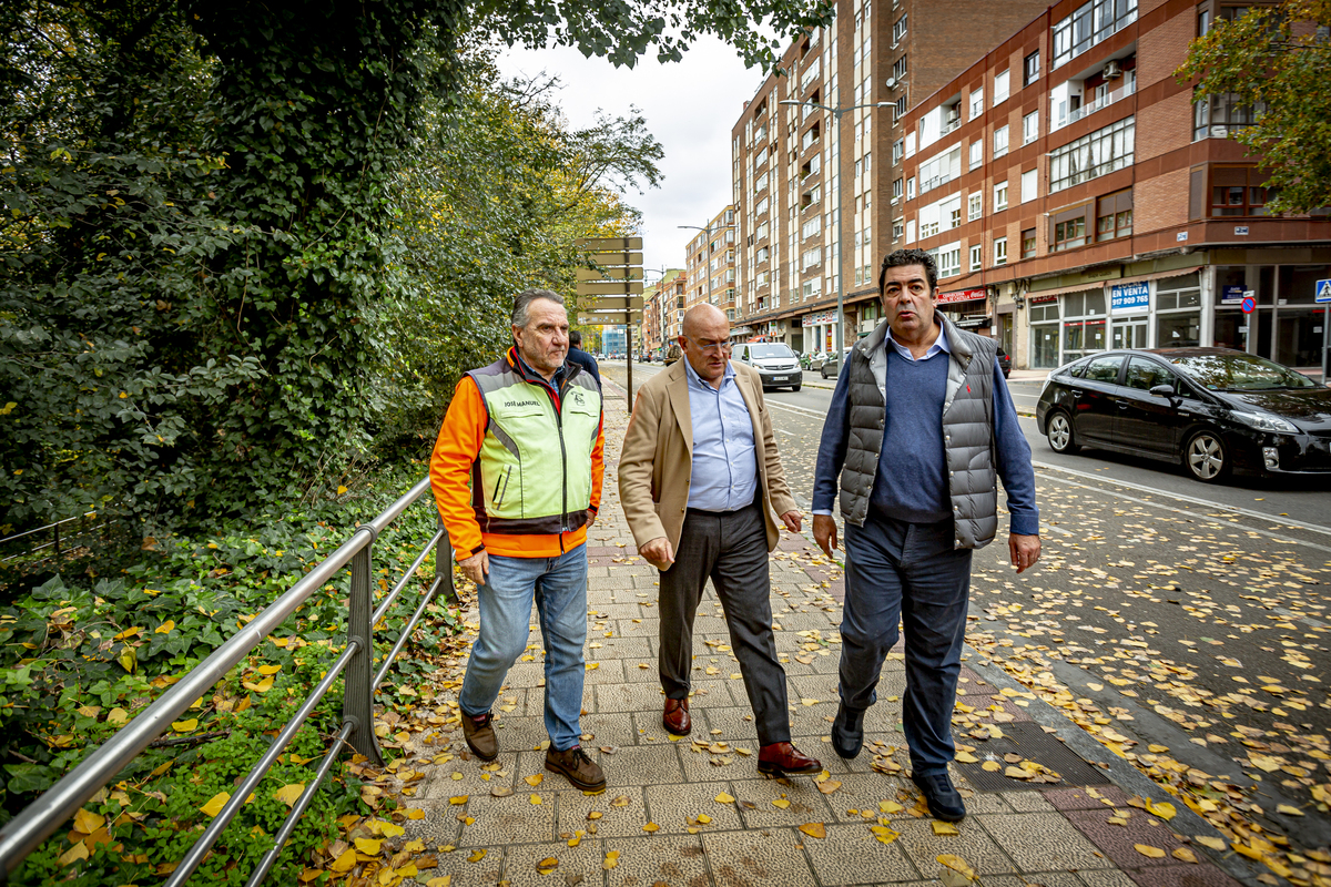 Visita de las obras del carril bici de la avenida Gijón.  / JONATHAN TAJES