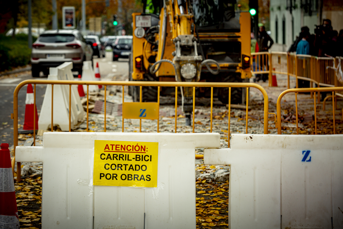 Visita de las obras del carril bici de la avenida Gijón.  / JONATHAN TAJES