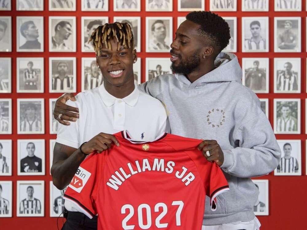 El jugador del Athletic Club Iñaki Williams (dcha) felicita a su hermano Nico tras el acuerdo de renovación