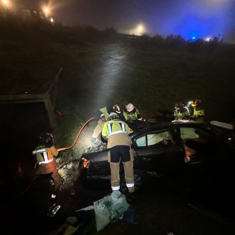 Los Bomberos intervienen en el accidente registrado en la VA-30 tras caer un vehículo por un terraplén.