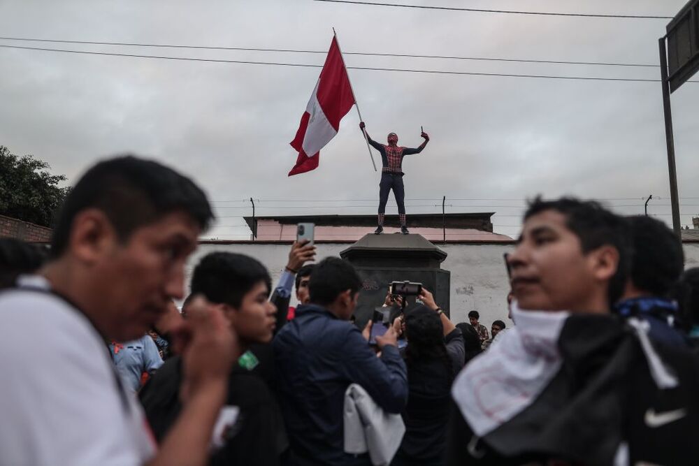 La Policía retira a manifestantes que llegaron hasta los exteriores del Congreso de Perú  / ALDAIR MEJIA