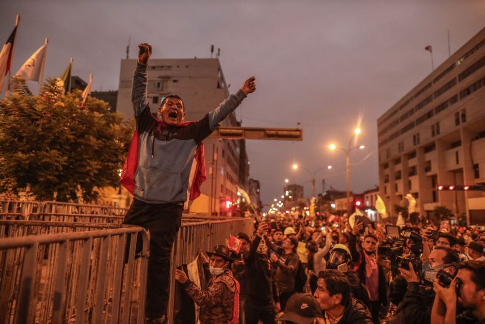 La Policía retira a manifestantes que llegaron hasta los exteriores del Congreso de Perú  / ALDAIR MEJIA