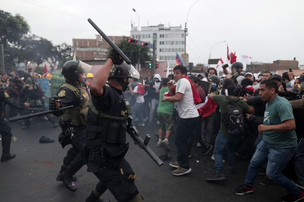 La Policía retira a manifestantes que llegaron hasta los exteriores del Congreso de Perú  / ALDAIR MEJIA