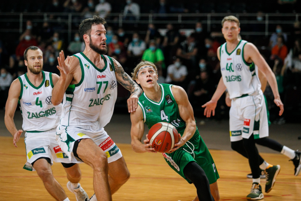 Martynas Zigmantavicius (4), en un partido con el Atletas Kaunas.