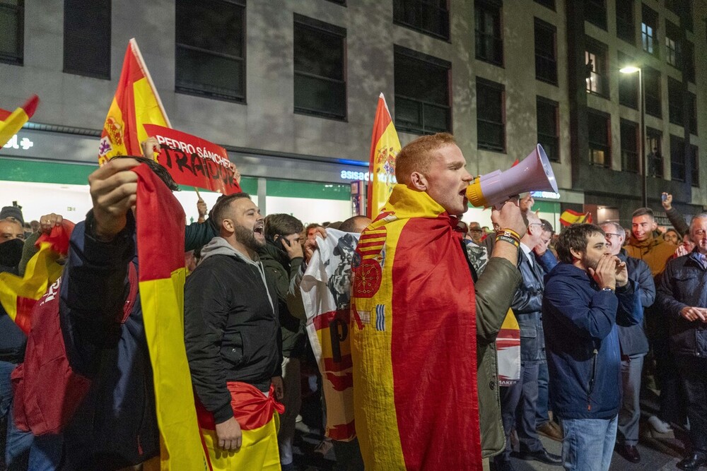 Veganzones y Pablo Sáez encabezan la protesta frente al PSOE 