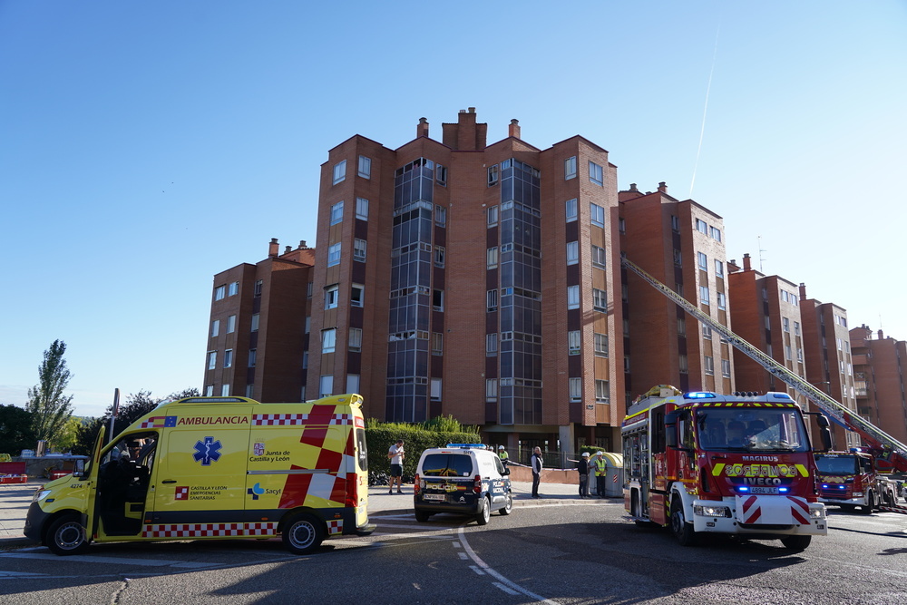 Los Bomberos trabajan en el tercer piso del edificio, la vivienda afectada por la explosión.