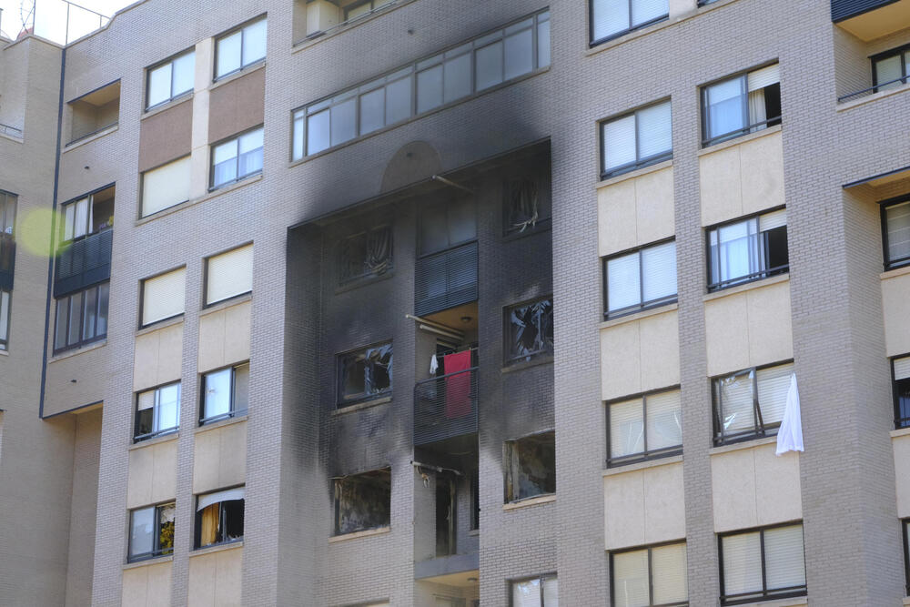 Imagen de la explosión en una vivienda en Parquesol.  / EFE