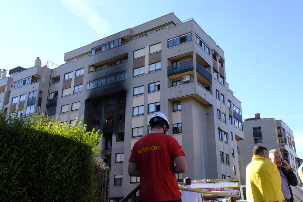 Imagen de la explosión en una vivienda en Parquesol.  / EFE