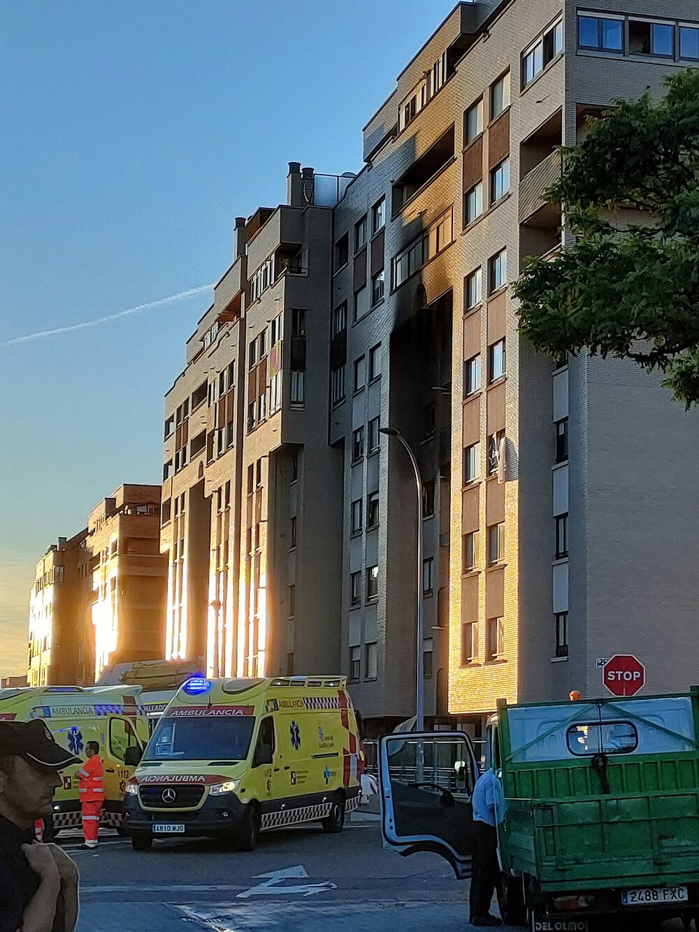 Imagen de la explosión en una vivienda en Parquesol.  / E. PRESS