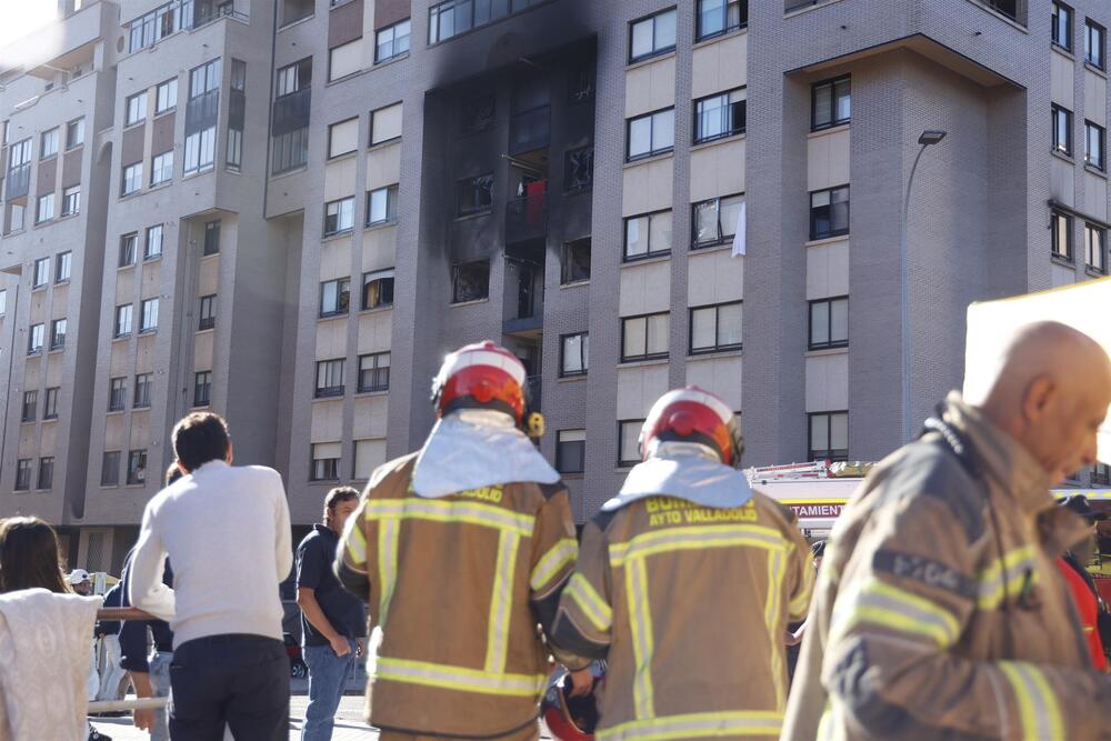 Imagen de la explosión en una vivienda en Parquesol.  / E. PRESS