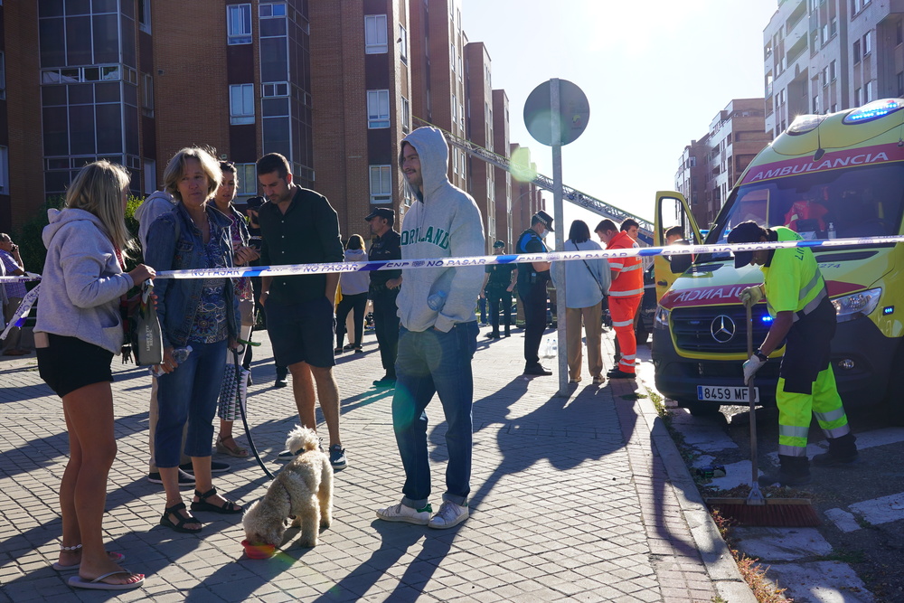 Algunos de los vecinos alrededor del edificio donde se produjo la explosión de gas en Parquesol.  / EDUARDO MARGARETO ICAL