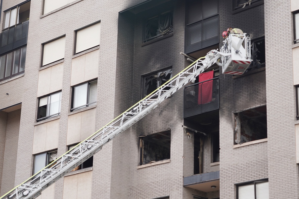 Explosión de una vivienda en la calle Juan de Valladolid en Parquesol.  / RUBN CACHO ICAL