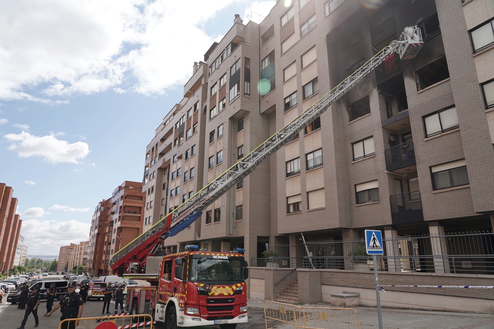 Explosión de una vivienda en la calle Juan de Valladolid en Parquesol.  / RUBN CACHO ICAL