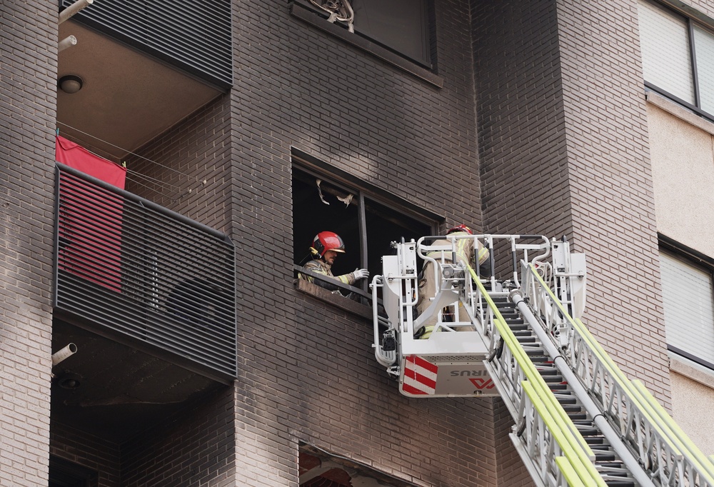 Explosión de una vivienda en la calle Juan de Valladolid en Parquesol.  / RUBN CACHO ICAL