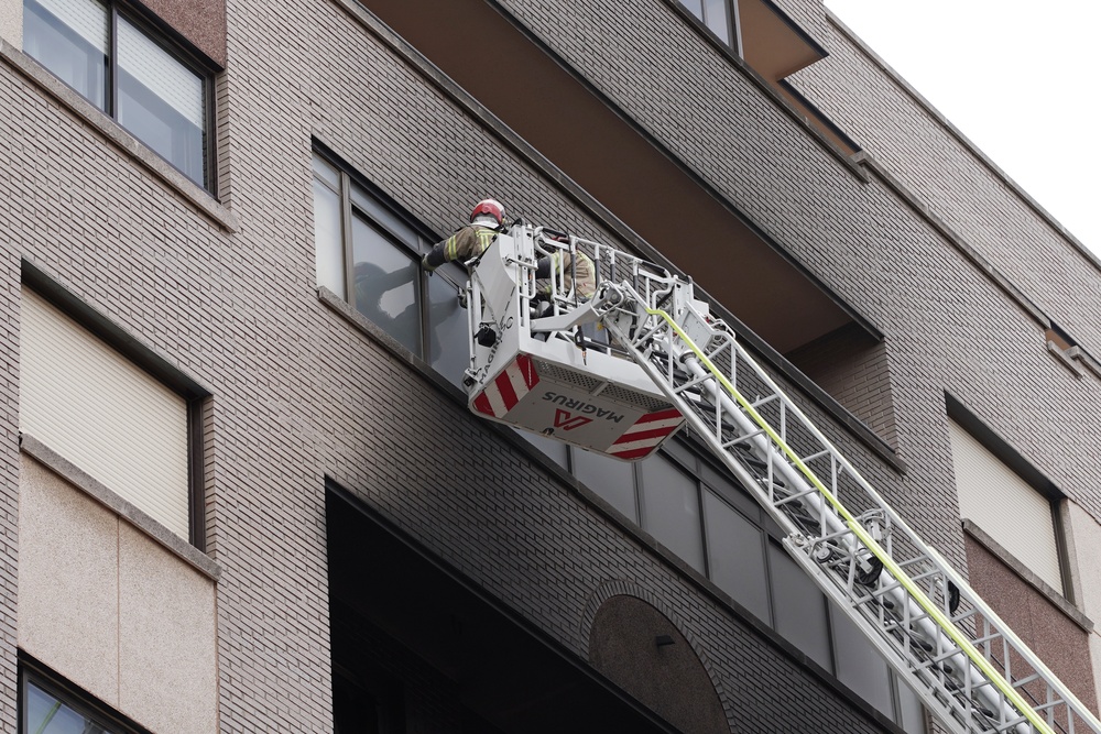 Explosión de una vivienda en la calle Juan de Valladolid en Parquesol.  / RUBN CACHO ICAL