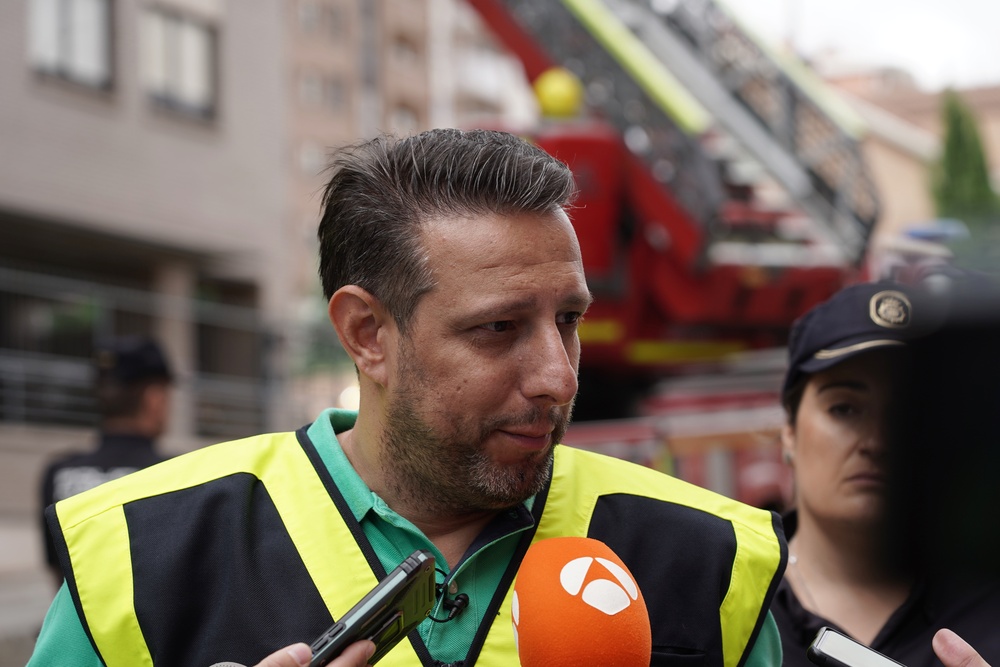 Javier Redondo, policía y vecino del estado en que que se ha registrado una explosión en el barrio de Parquesol de Valladolid.  / RUBN CACHO ICAL