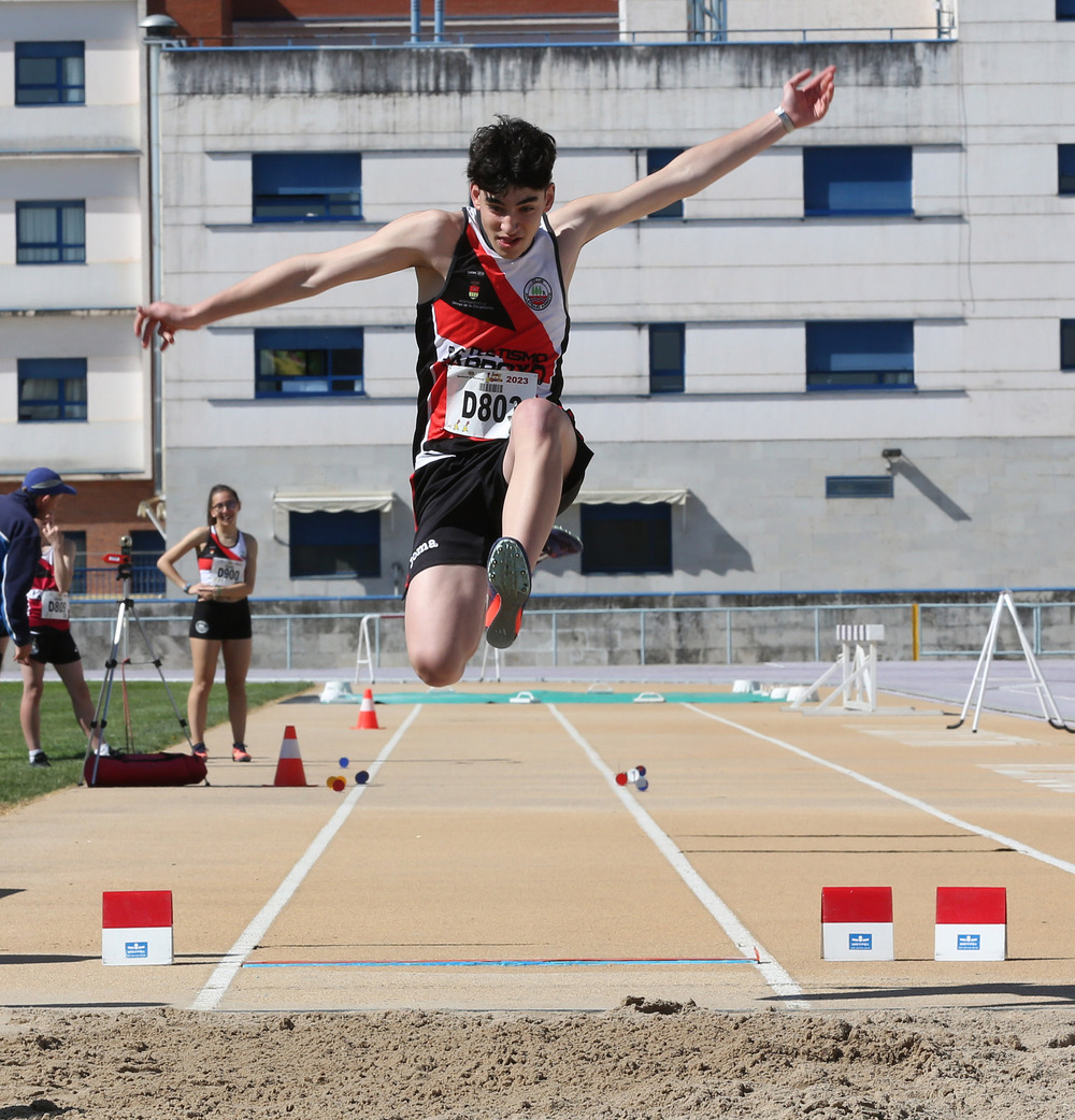 Primera jornada del Campeonato Escolar de Atletismo en Pista al Aire Libre  / MONTSE.ALVAREZ