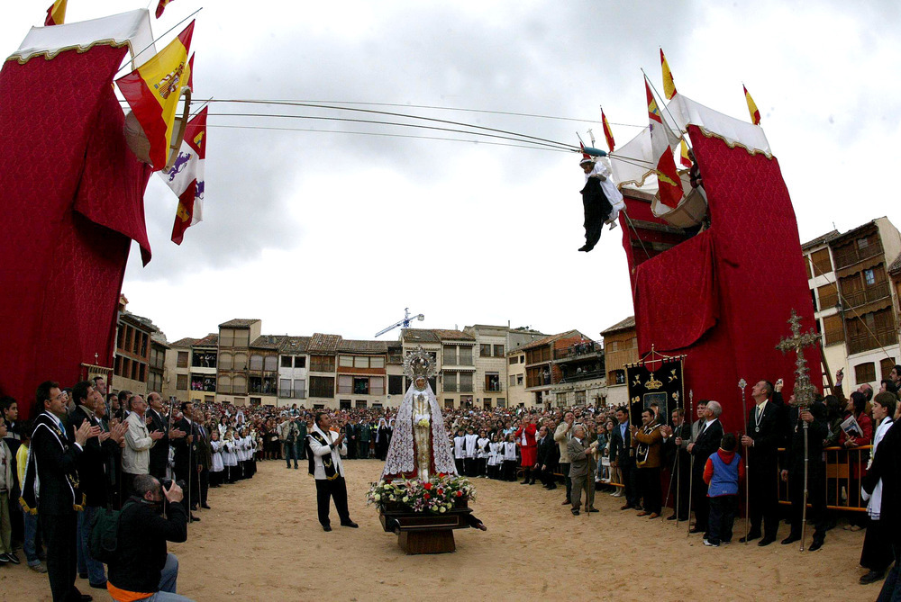 Bajada del Ángel de Peñafiel, el Domingo de Resurrección.