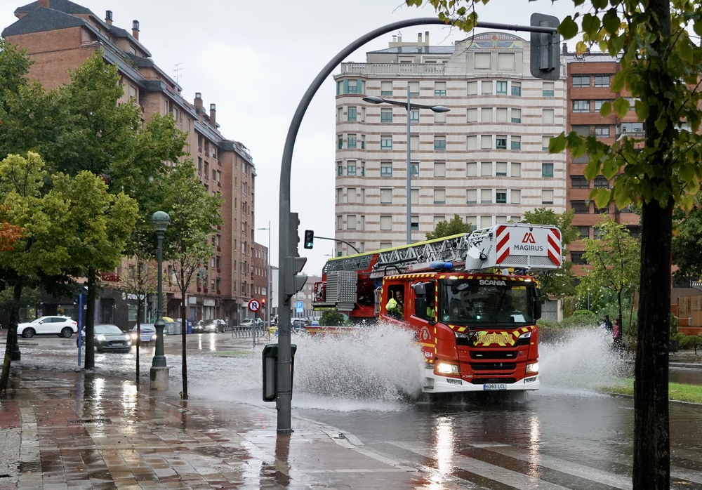 Imagen de las fuertes lluvias en Valladolid.  / LETICIA PREZ ICAL