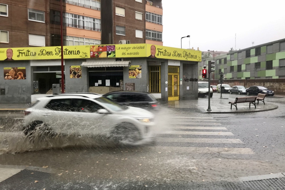 Imagen de las fuertes lluvias en Valladolid.  / MIRIAM CHACN ICAL