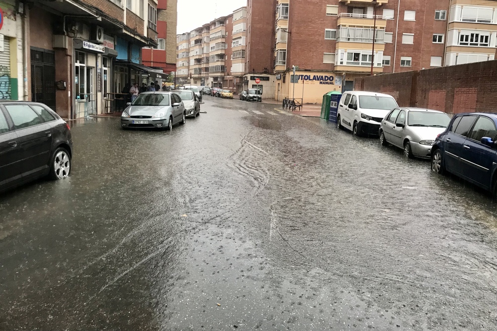 Imagen de las fuertes lluvias en Valladolid.  / MIRIAM CHACN ICAL