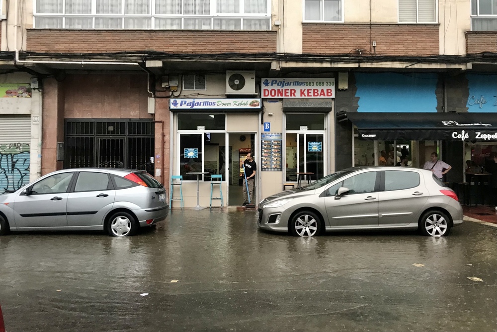 Imagen de las fuertes lluvias en Valladolid.  / MIRIAM CHACN ICAL