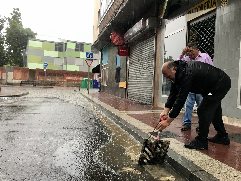 Imagen de las fuertes lluvias en Valladolid.  / MIRIAM CHACN ICAL