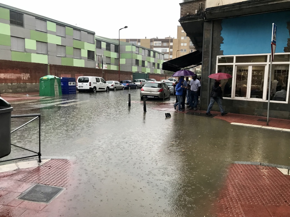 Imagen de las fuertes lluvias en Valladolid.  / MIRIAM CHACN ICAL