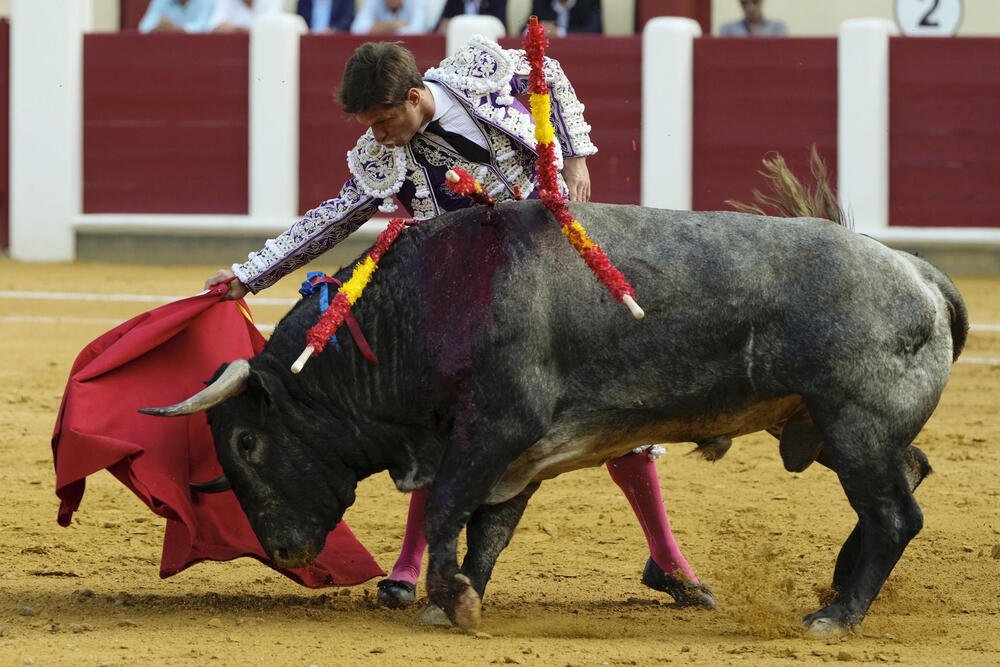 Segunda corrida de toros por las fiestas en Valladolid: un mano a mano entre El Juli y Emilio de Justo.  / EFE / NACHO GALLEGO