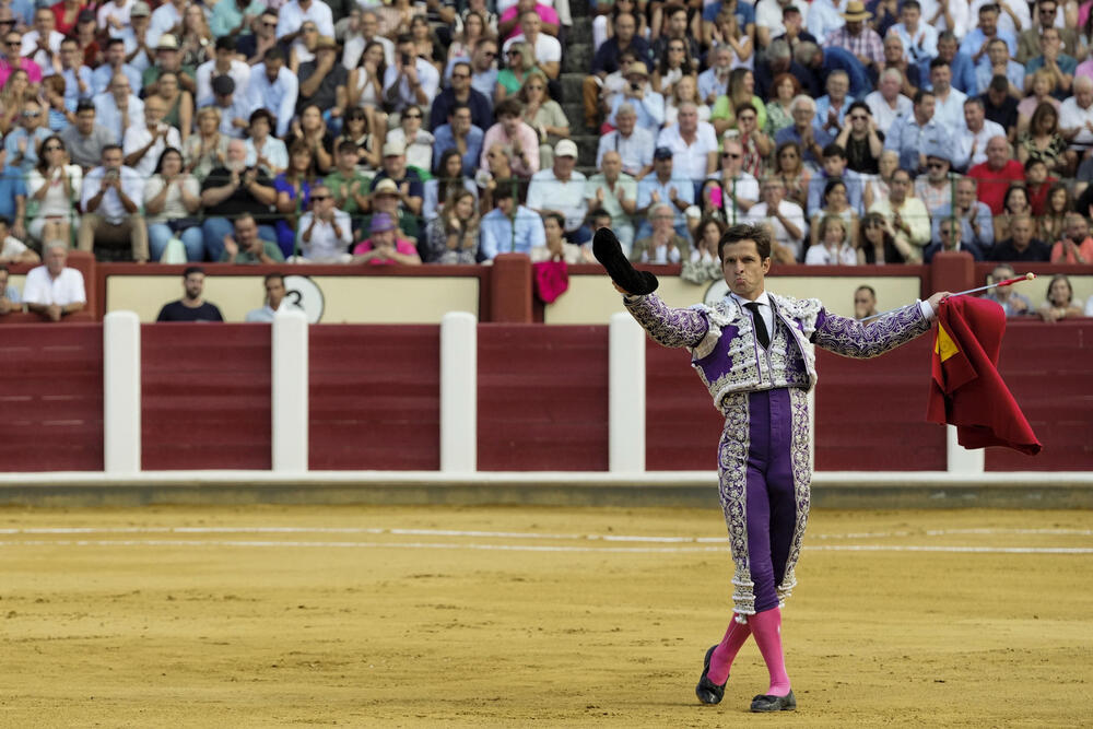 Segunda corrida de toros por las fiestas en Valladolid: un mano a mano entre El Juli y Emilio de Justo.  / EFE / NACHO GALLEGO