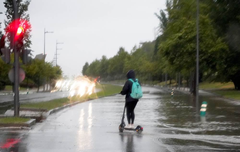 Imagen de las fuertes lluvias en Valladolid.  / LETICIA PREZ ICAL