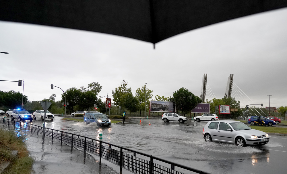 Imagen de las fuertes lluvias en Valladolid.  / LETICIA PREZ ICAL